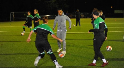 RP ONLINE: Ex-Borusse Raffael überrascht Fußball-Frauen des SC Hardt