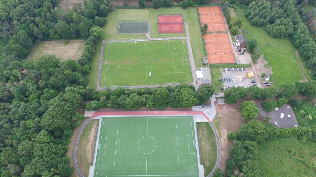 Video: 5 Monate Umbau Ascheplatz zum Kunstrasenplatz