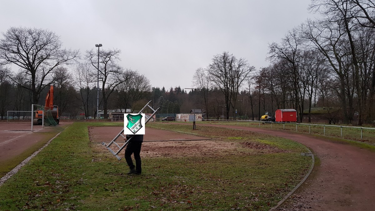 Hardtplatz adé, Kunstrasen olé - Die Bagger rollen an...